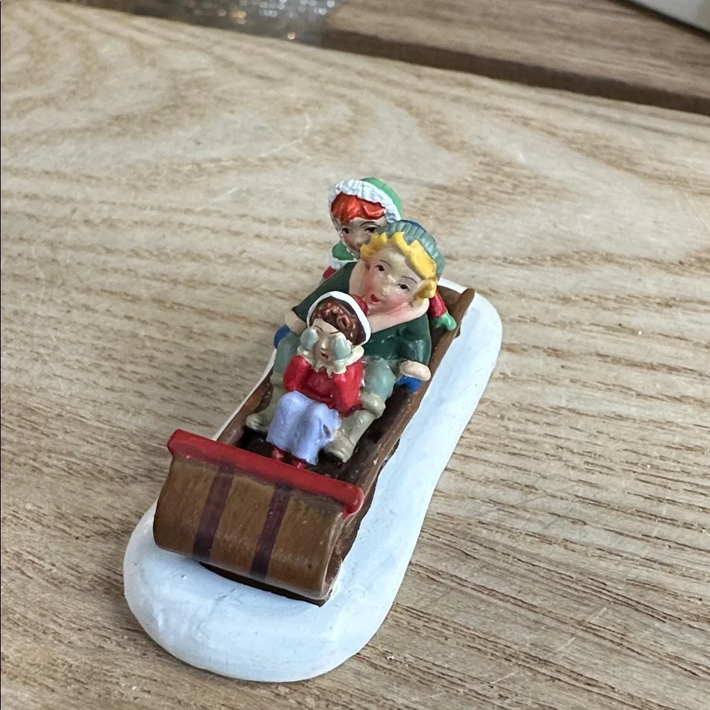 Department 56 Seasons Bay Fun In The Snow Figurine‎
